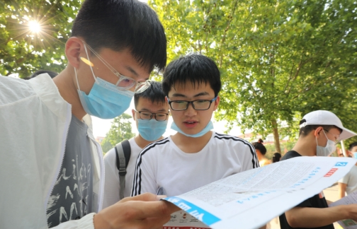 2021高考“一分一档”形式，600分竟排5万名后，学生：我太难了