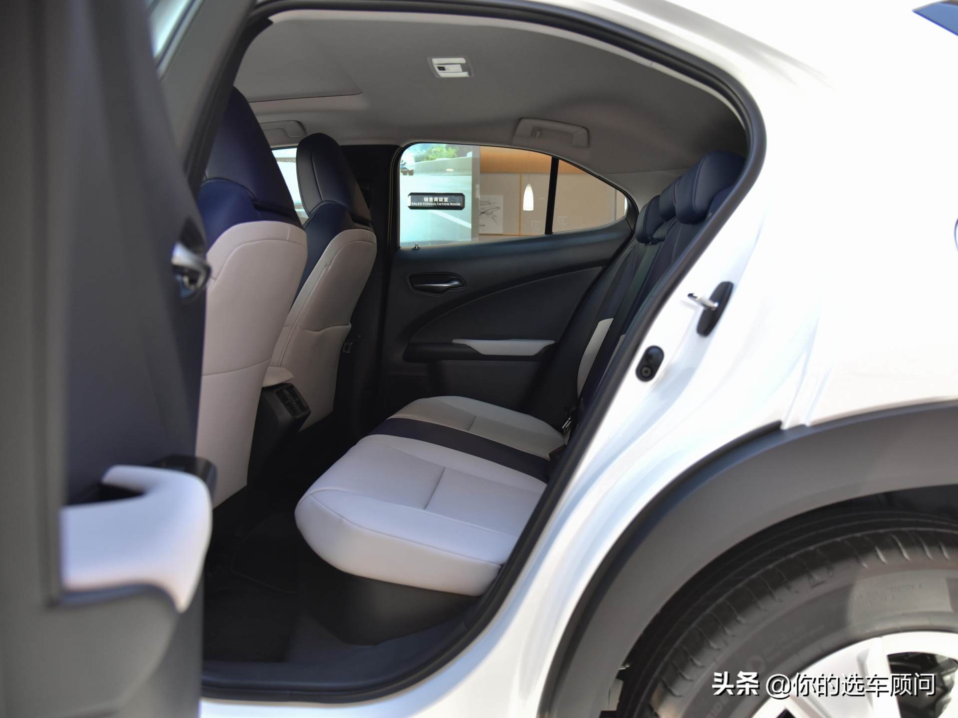 入门级价格原装进口，4.6L油耗的日系豪华SUV，带你看雷克萨斯UX