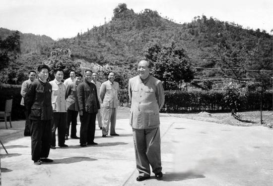 《水调歌头·重上井冈山》：世上无难事，只要肯登攀