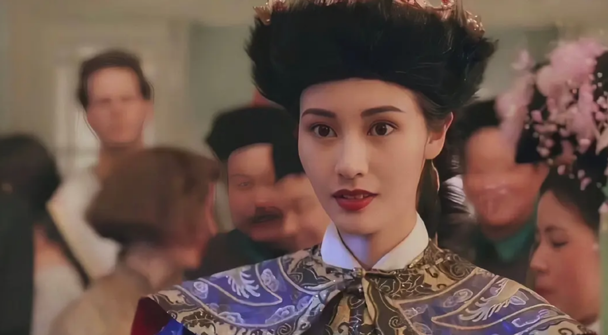 在王家卫的电影《堕落天使》中,李嘉欣搭档黎明,两人颜值匹配,简直是