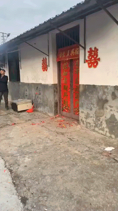 我冲着店里喊：武大郎快给我来一块烧饼