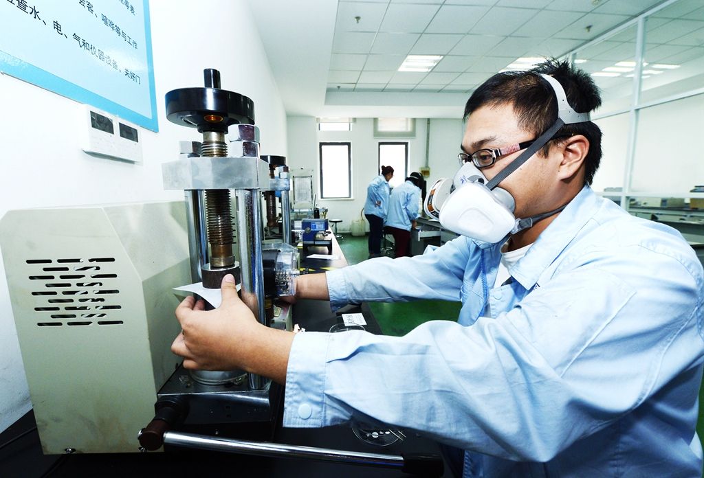 国家为公派留学生耗费了巨资，如果留学生不按期归国怎么办？