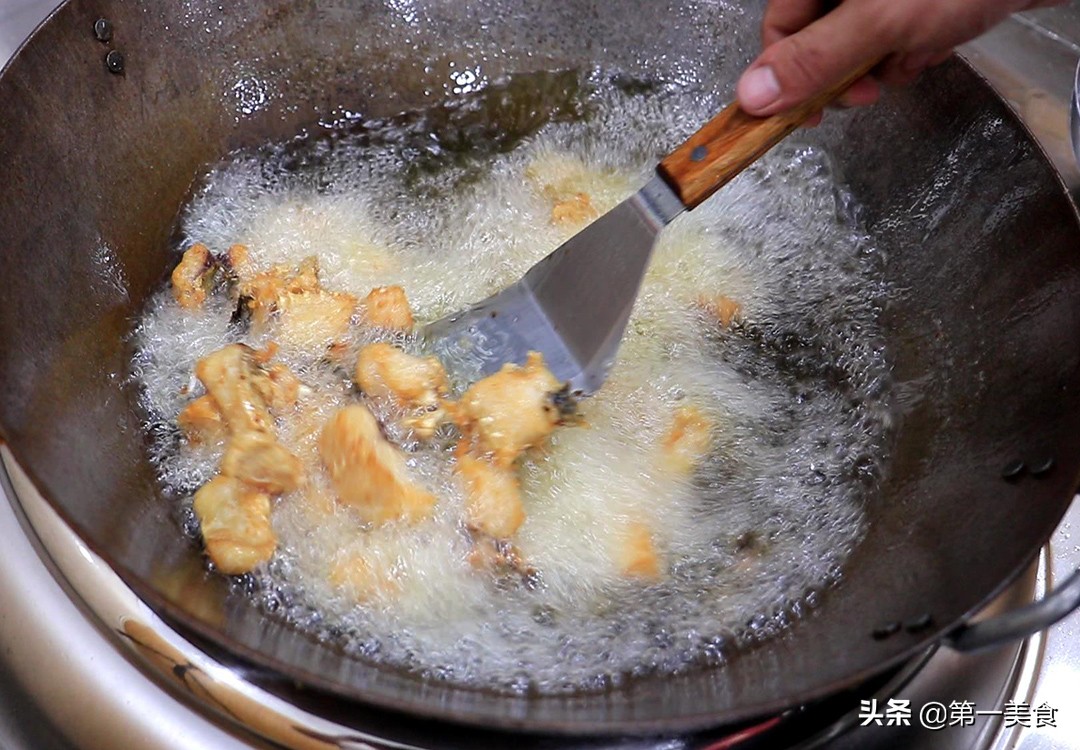 红鱼的怎么做(香辣鱼怎么做酥到骨头里，用厨师长的做法，焦酥入味，香辣够味)