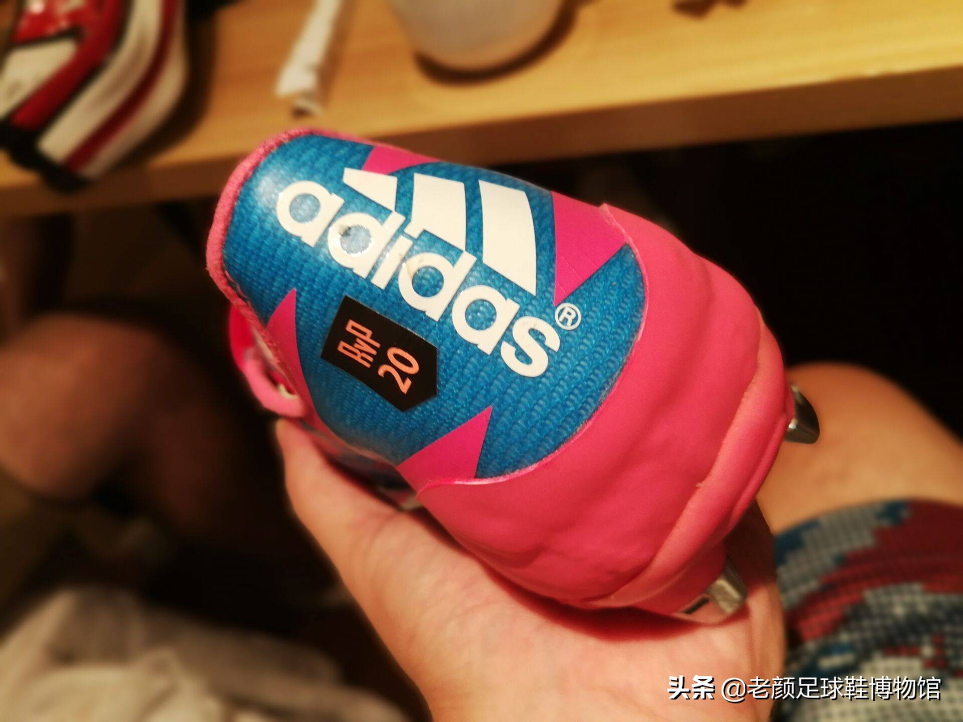 腳寬足球鞋買什么（工欲善其事必先利其器，不踢球你永遠(yuǎn)無法理解足球鞋對(duì)球員多重要）