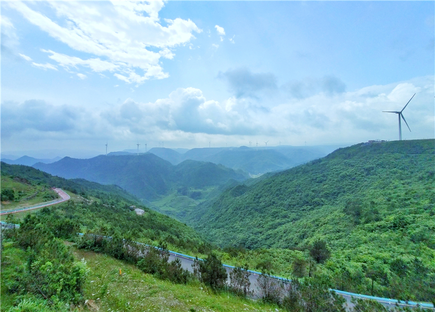 贵州有个油画大草原，自然风景迷人，还可以骑马野营，国庆来刚好