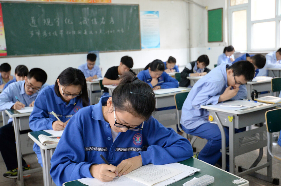 2021高考题目有多难？表情看出一切，回答让人心疼：考了个寂寞