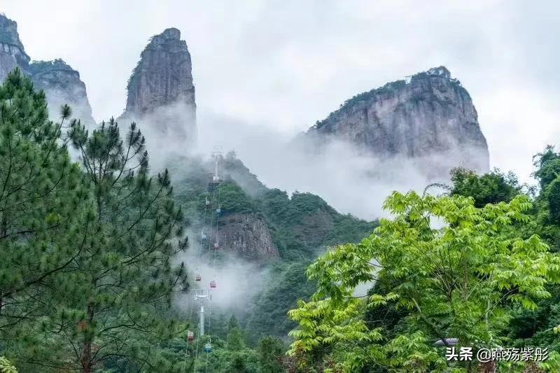 空山新雨后,景色分外娆,竹筏水上行,诗意盎然时,你心动了吗?