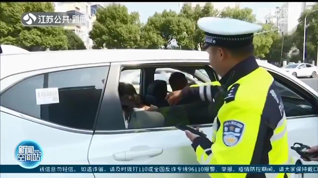 高速上后座三人都没系安全带 乘客辩称：低配车后排没有安全带