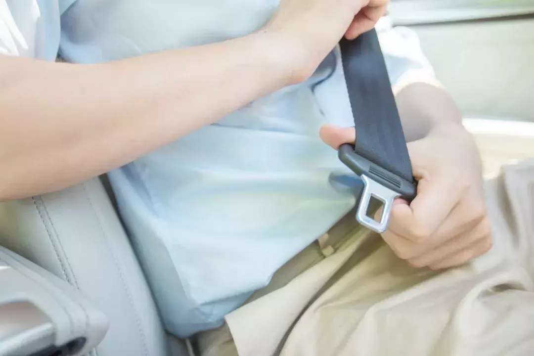 安全带什么原理?为什么慢速可以拉动,快速拉动则锁死?