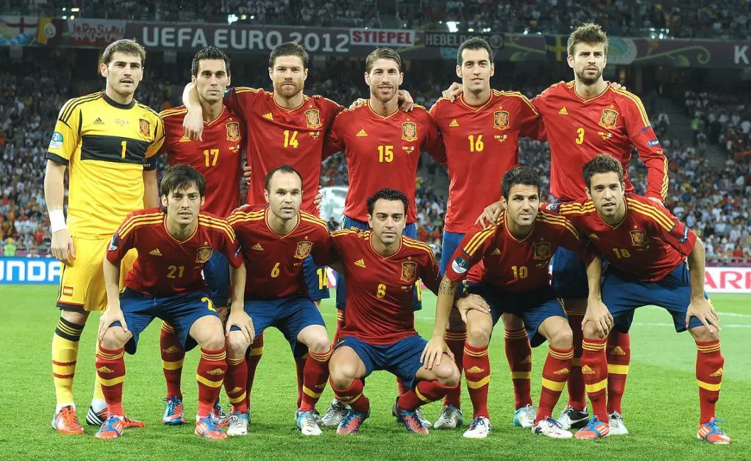 2012欧洲杯阵容（经典回顾｜欧洲杯决赛历史上最悬殊的比分，“老男孩”们最后的荣光）-趣拿体育