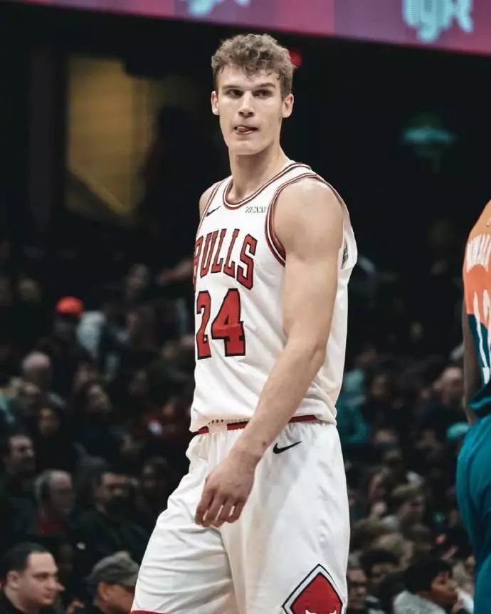 詹16怎么辨真假(NBA球星上脚球鞋集锦 詹姆斯又穿了一双配色骚气的詹16！)