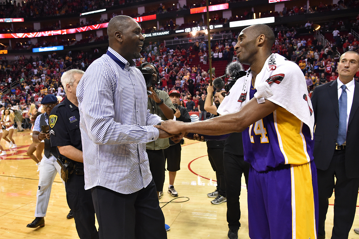 奥拉朱旺实际身高(独一无二的天赋,打球最华丽的内线,毫无争议的队史