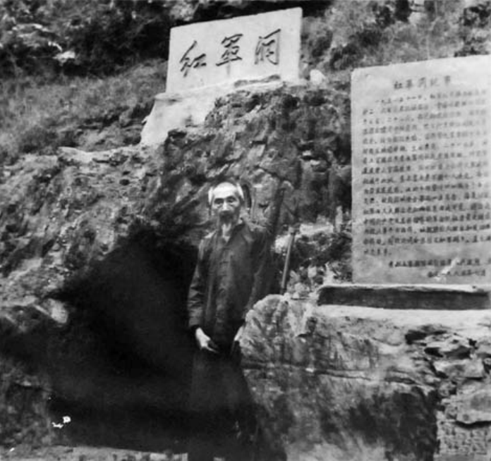 但被红军拒绝(1934年，重庆农民冒死救下的小红军，离开时是乞丐，报恩时成将军)