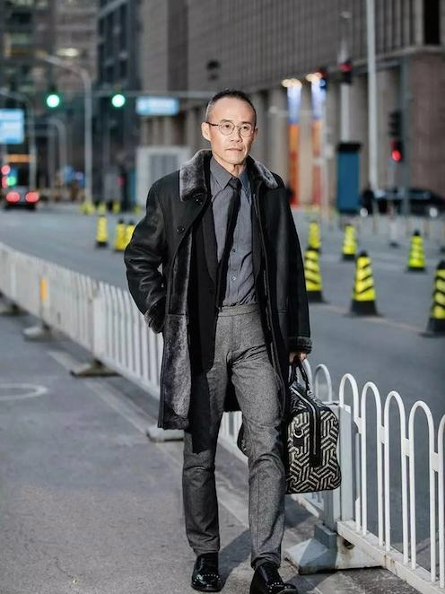 007、普京冬天出门都在穿大衣，男人怎么穿大衣显贵显帅？