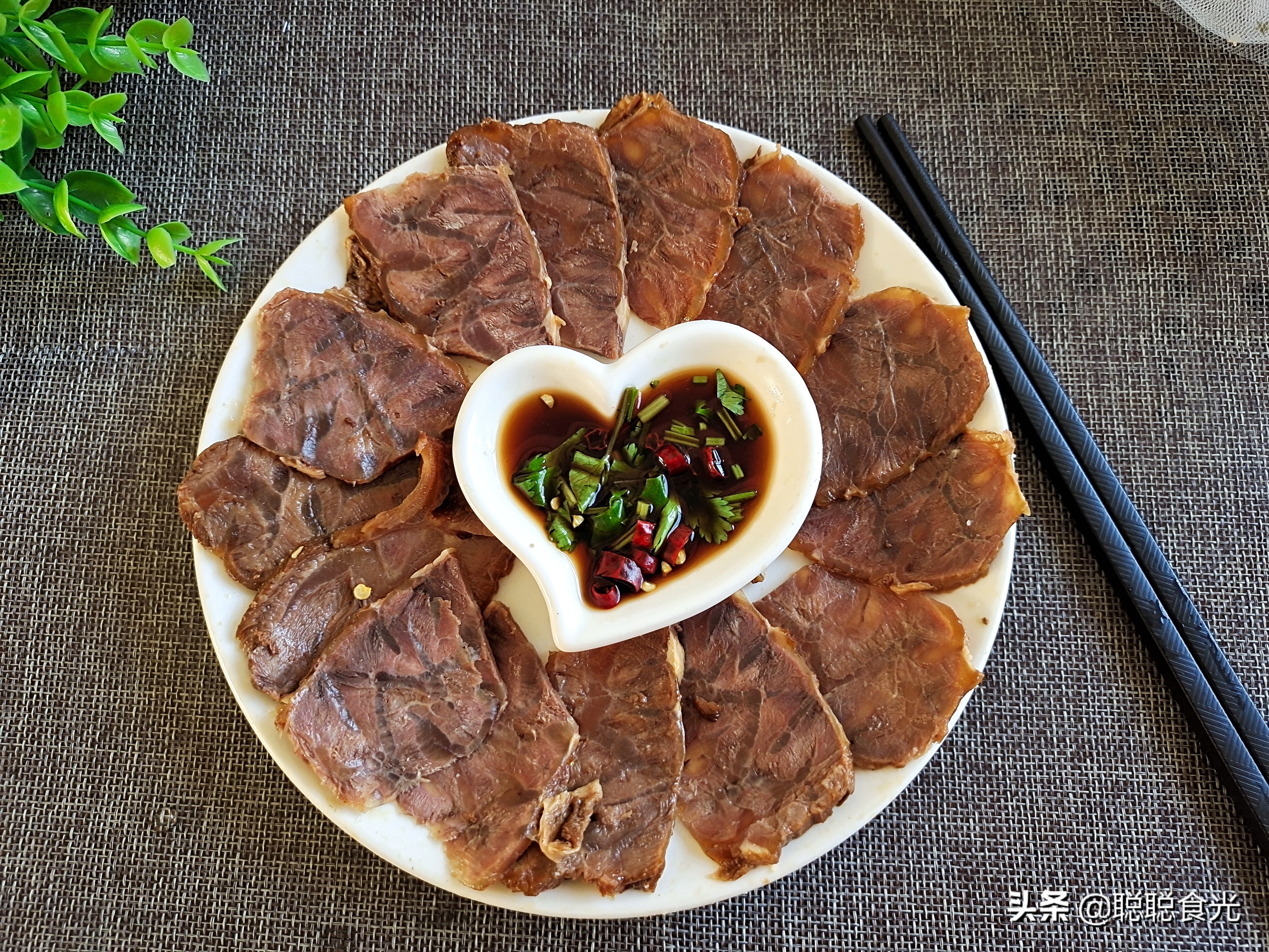 卤牛肉的做法 最正宗的做法(卤牛肉的做法 最正宗的做法及配料窍门)