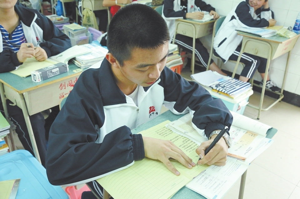 中学生靠“意念”书写文字，阅卷老师撑不住了，出500块请人辨认