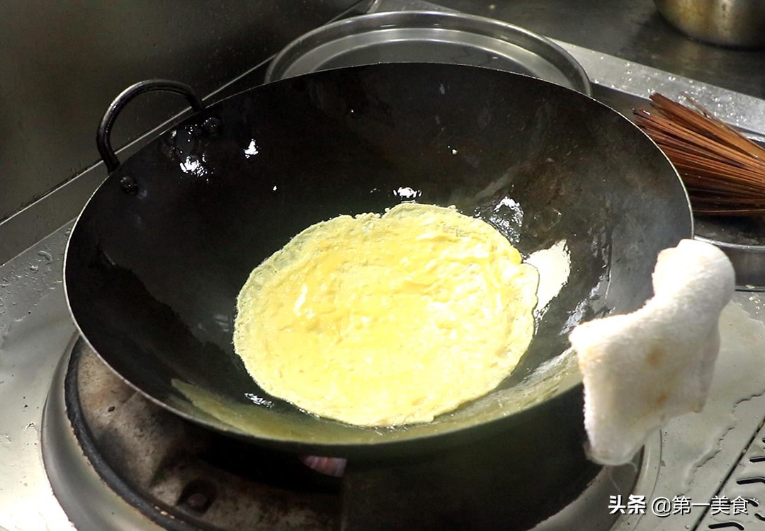 蛋卷肉的做法家常（5步做出蛋卷肉鲜香嫩滑）