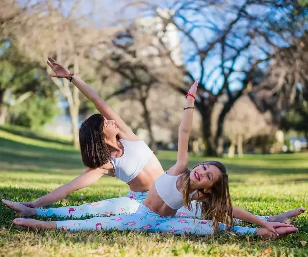 太美了！10个适合摆拍的亲子瑜伽体式，有娃的一起发朋友圈啦