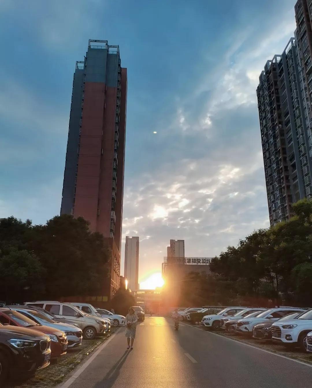 静察己过，勿论人非，毕竟人言可畏
