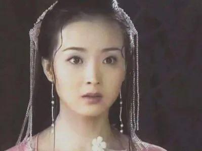 嫁入的豪門王豔,跪著給婆婆洗腳,親生兒子罵他是豬頭