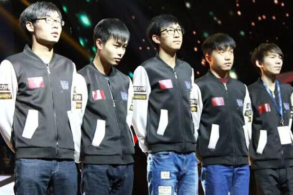 全国高校炸了！深夜裸奔，倒立洗头，剃光头，孩子们为何这么疯狂