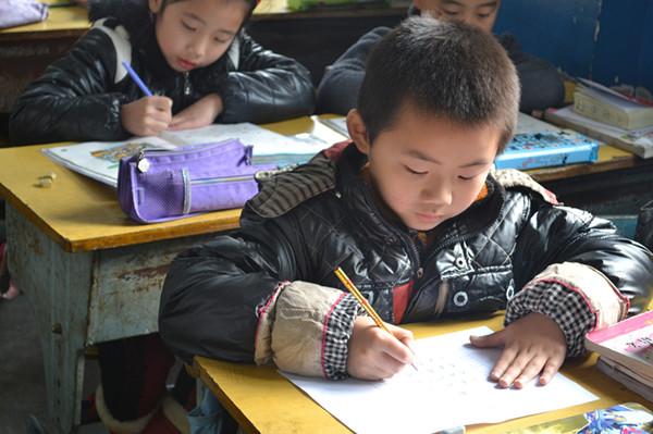 中学生靠“意念”书写文字，阅卷老师撑不住了，出500块请人辨认