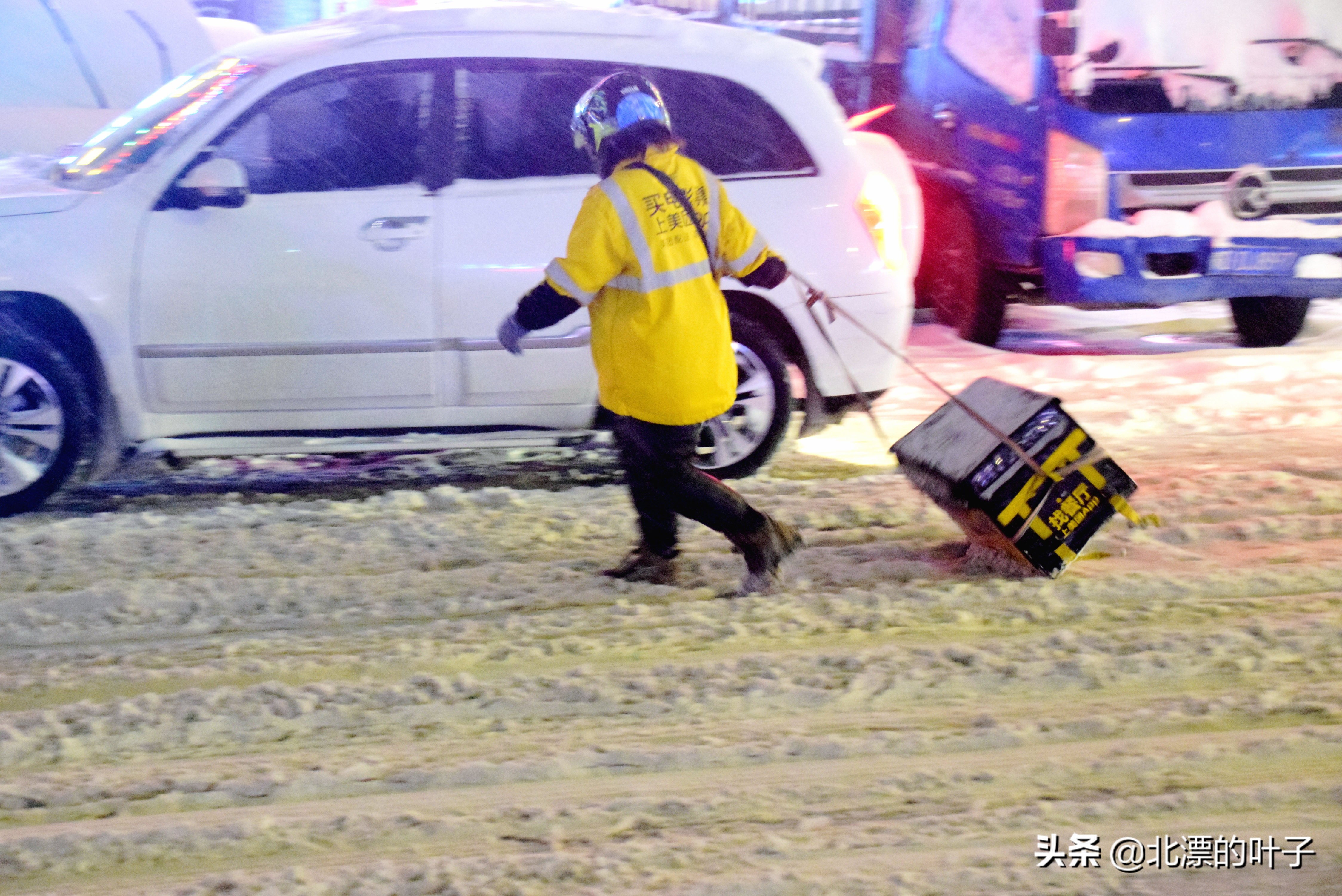 大雪之中，女士拖着箱子去送外卖，箱子坏了，恳请王兴不要扣她钱