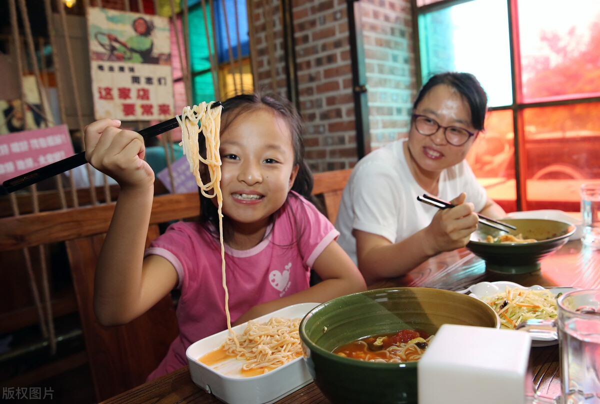 广西女人开米粉店，一年狂赚103万，玩的就是套路，生意人都学学