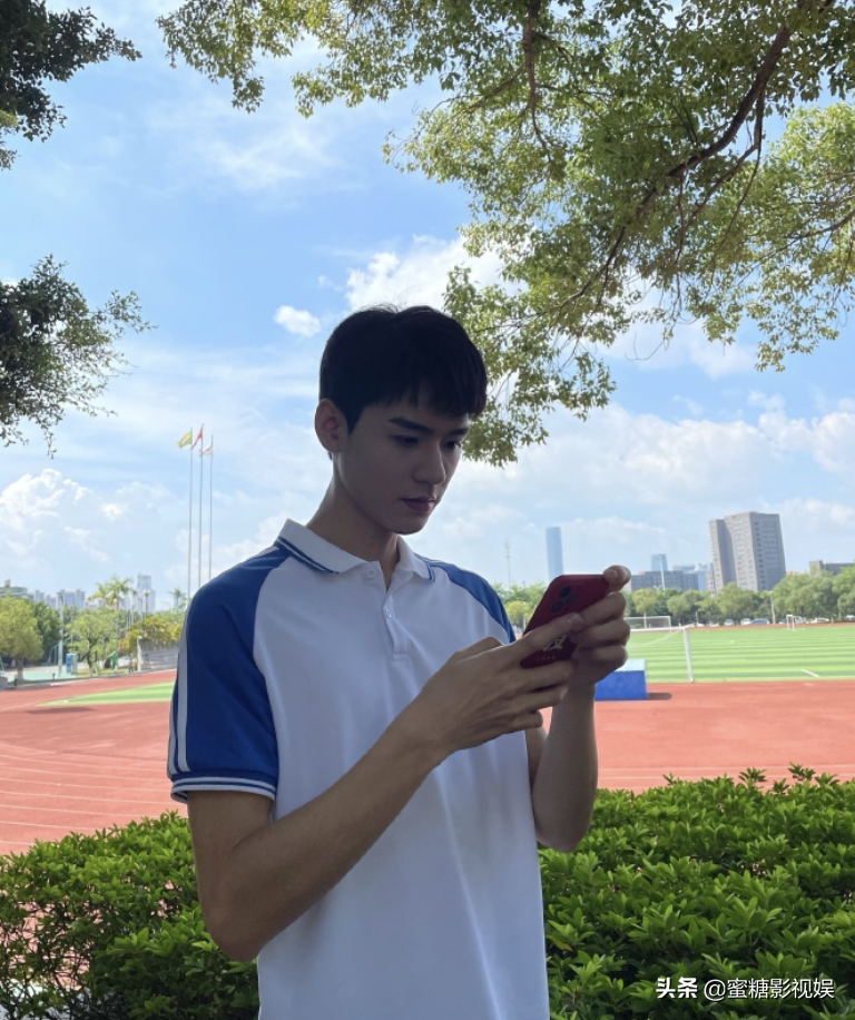 鹿晗杨紫晒好运表情包为高考生加油，王俊凯明信片上的飞机寓意好