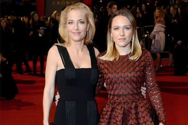 好莱坞“性教育”女星想穿胸罩？ “谁爱穿，我不做！”