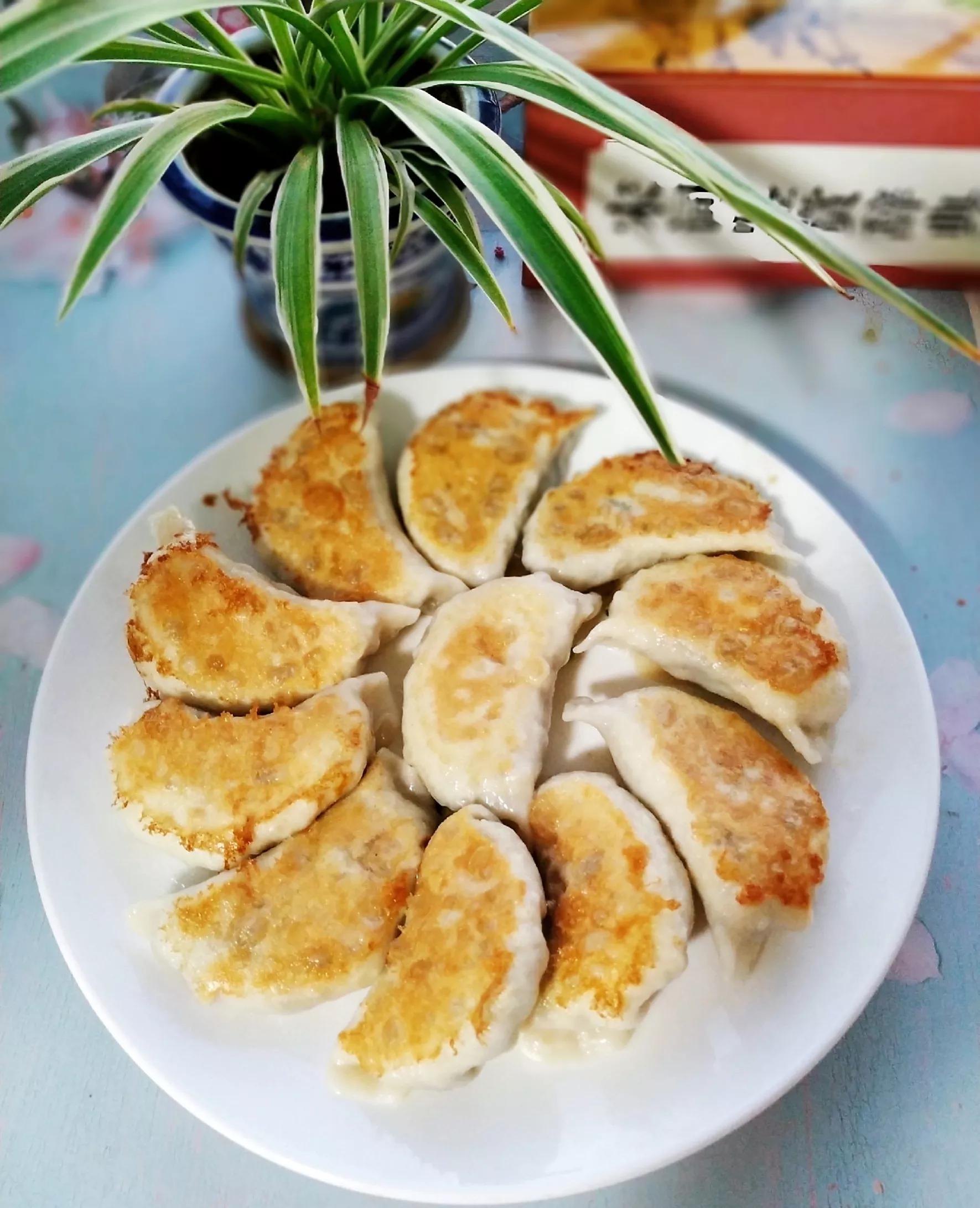 饺子好吃的做法,上锅煎一煎,从此早餐告别单调,口味变的丰滿