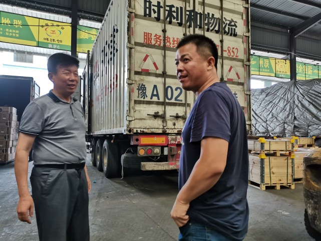 24年前卖货车被骗，父亲发誓不再买车，却因为儿子买了价值400万的“4头11挂”