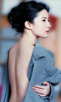 八星报喜杨幂比基尼(杨幂礼裙掉落的照片)-万川快讯