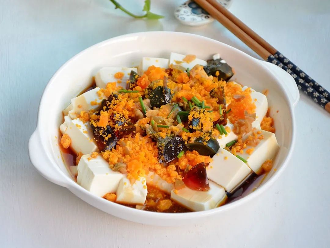 【咸鸭蛋拌豆腐】做法步骤图 解馋下饭 厨房小白也能轻松学会-起舞食谱网
