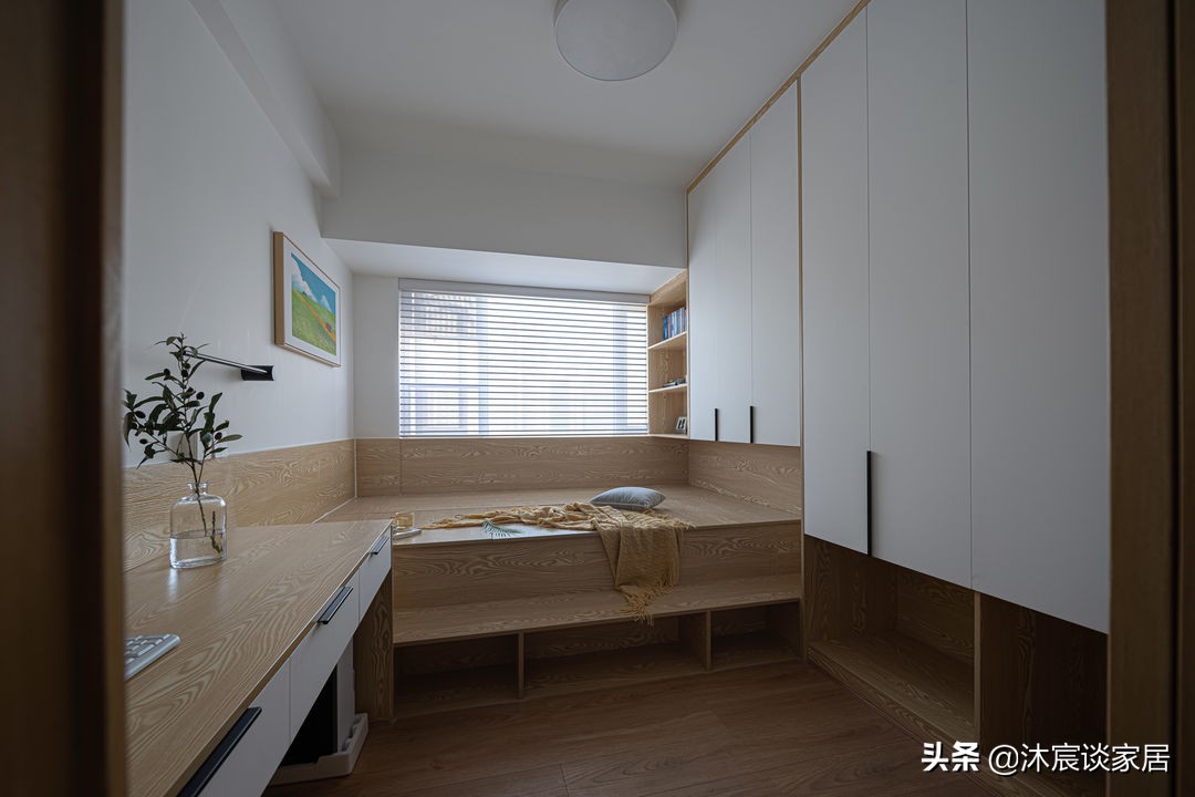她的新家，自然舒适，灰色瓷砖配着大白墙，经典大方不易过时