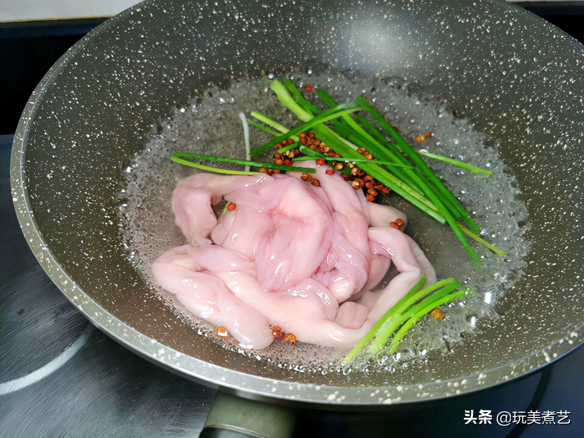小肠好吃，不好洗，用了妙招，解决烦恼，一菜还能两吃