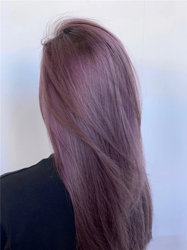 紫灰色也是今年特别流行的一个发型,紫灰色颜色比较浅,但是却不是十分