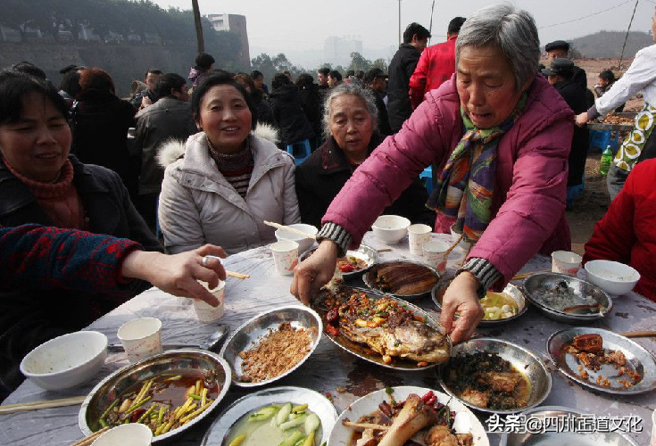 俗语“菜不摆三，筷不成五，席不成六”是何意思，餐桌礼仪要谨记