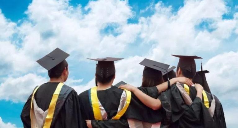 3类大学生毕业可直接成公务员，无需参加考试，妥妥的“铁饭碗”