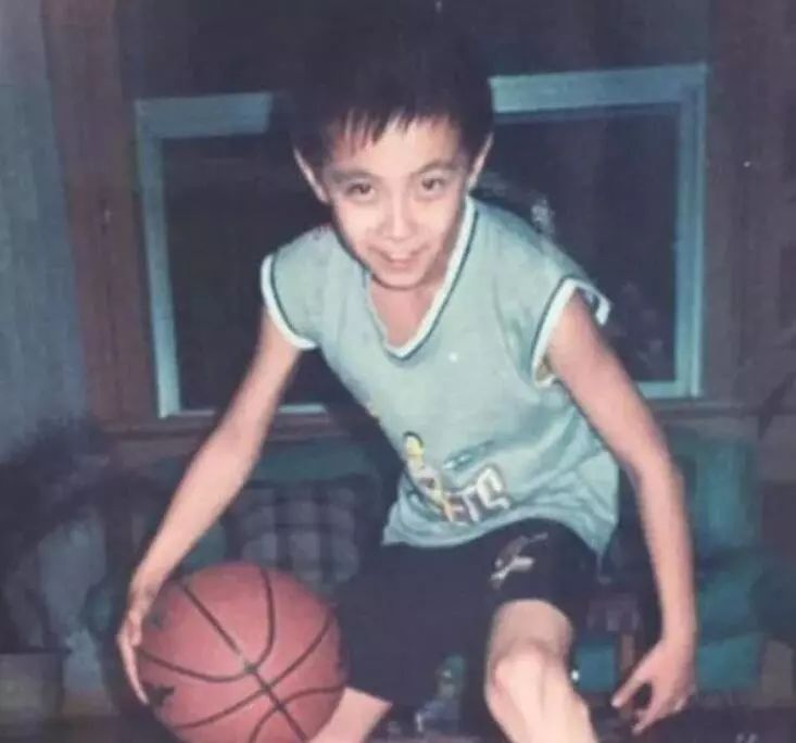 男篮易建联简介（从青涩男孩到广东男篮的顶梁柱，易建联当之无愧的CBA第一人）