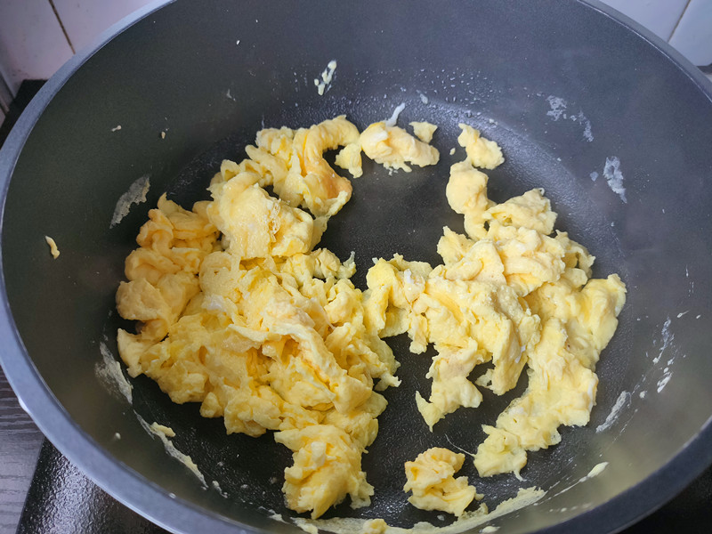 大鱼大肉吃多了，来一道清新爽口的黄瓜炒鸡蛋，5分钟就出锅
