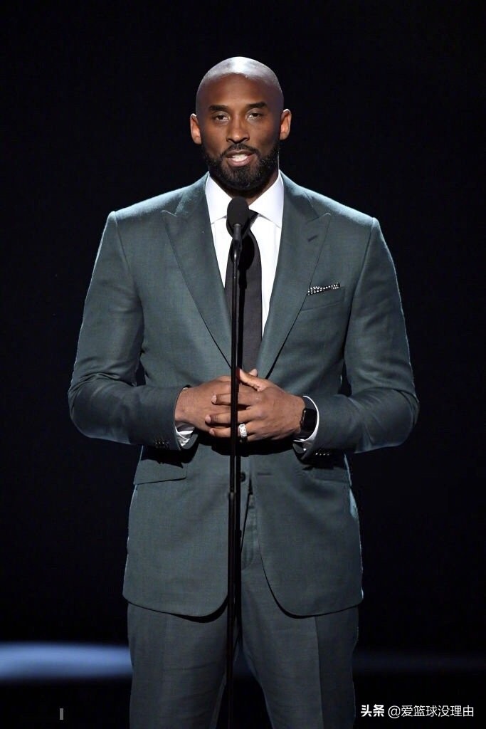 科比穿西装打球(湖人名宿科比为nba名宿拉塞尔颁奖!