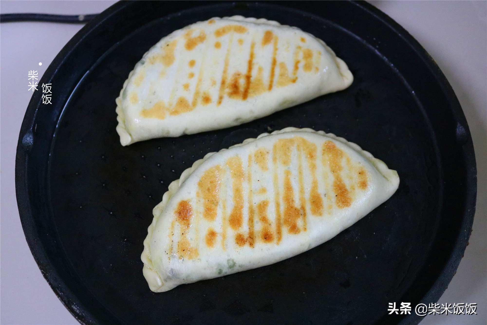 韭菜盒子这样做，柔软筋道不破皮，鲜香又多汁，太好吃了