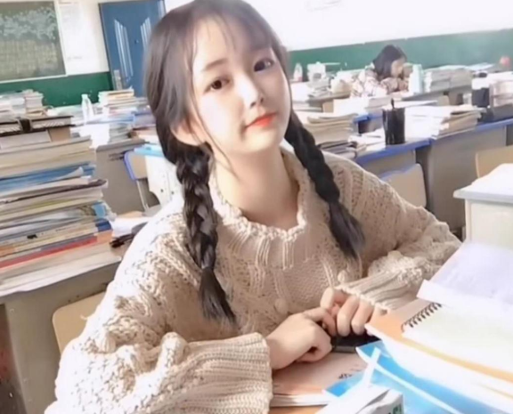 初中阶段的女生,对于异性的看法和目光很重视,很多女生都会故意在男生