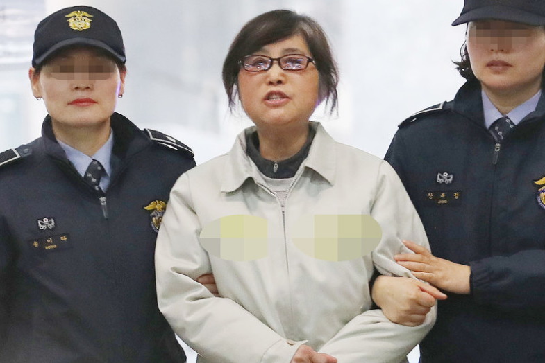 在1974年的韩国光复29周年纪念日上,时任韩国总统朴正熙携妻子陆英修