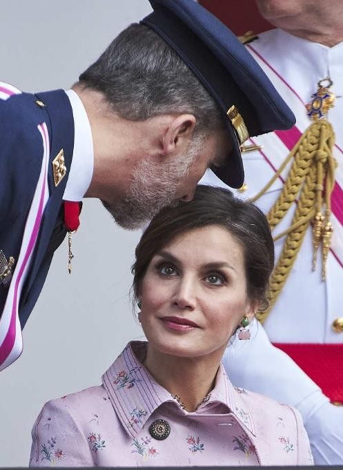 197的西班牙国王搂着167的王后:郎情妾意17年,爱情一开始就很甜