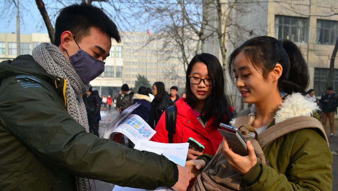 一个月该给大学生多少生活费？看过这张档次表，家长觉得给多了