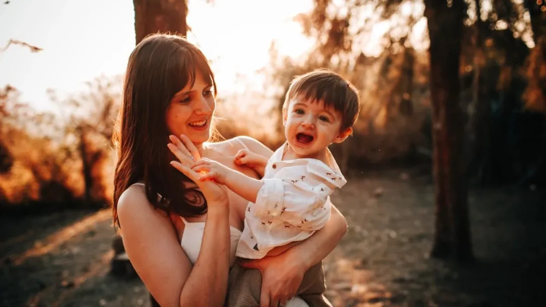 妈妈喂孩子母乳，一天换3次睡衣，娃一边吃一边拉的狼狈，太囧了