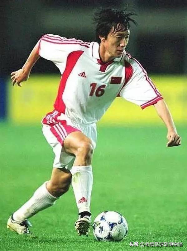 足球鞋什么顏色好（李鐵最愛，國足十強賽幸運戰靴，20年后被國內狂熱玩家完美復刻）