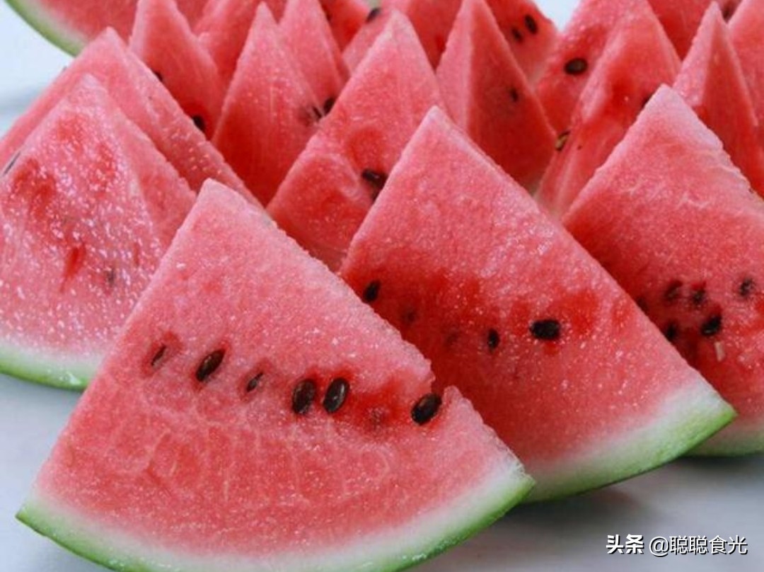 西瓜是立秋这天必吃的食物之一,立秋吃西瓜又叫作啃秋,一方面原因是